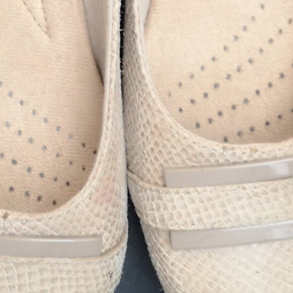 Clarks Ladies Size 7 Tan Snakeskin Faux Leather Brown Sole Flats - Picture 10 of 10